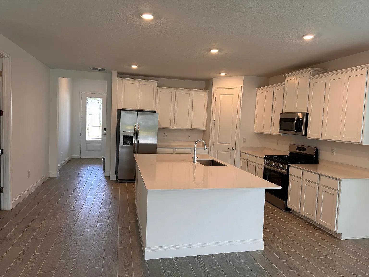 4 bed, 2.5 bath, 2295 sqft, $2,995 — Photo 3