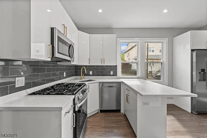 Building Photo - 59 Locust Ave #1R
