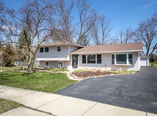 903 S Braintree Dr, Schaumburg, IL 60193
