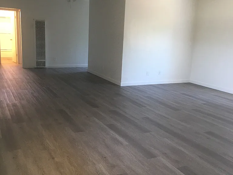 Burbank Tarzana Apartments — Photo 22