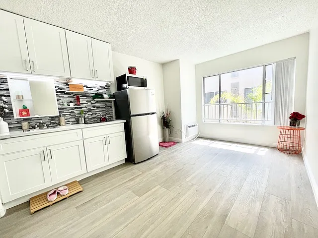 Wilshire Occidental Apts — Photo 15