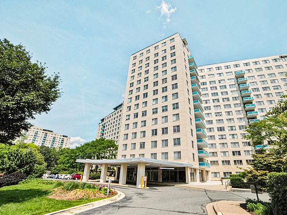 2nd image of 10401 Grosvenor Pl APT 116