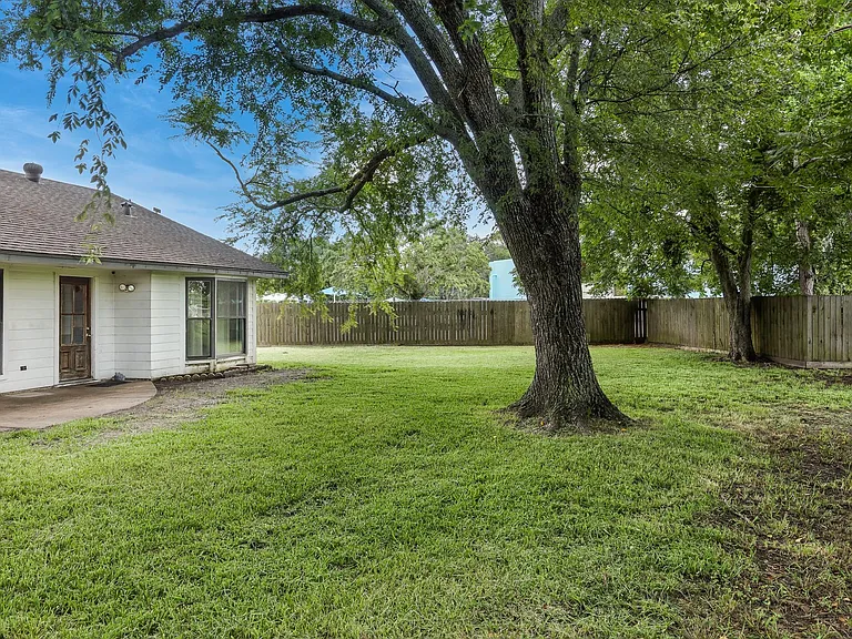 1226 Ferndale Dr — Photo 3