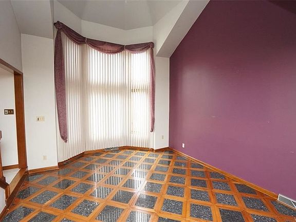 5th image of 340 Daniel Dr