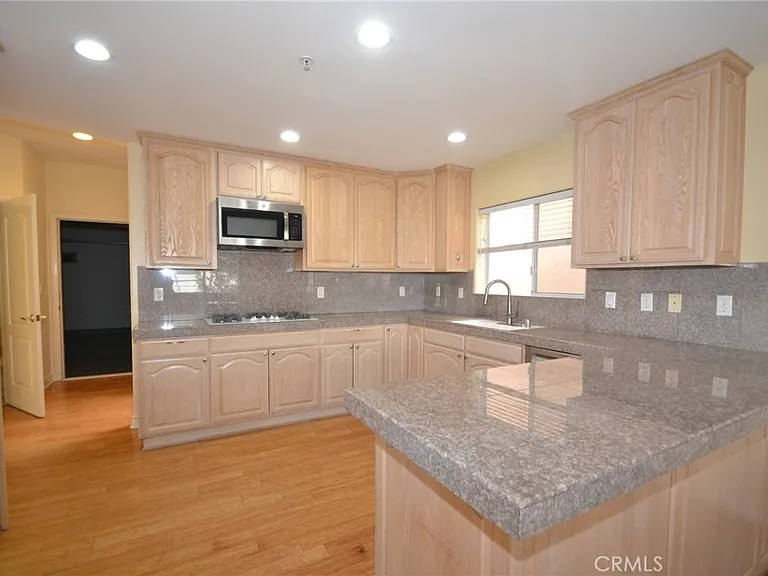 2203 Harriman #B — Photo 4