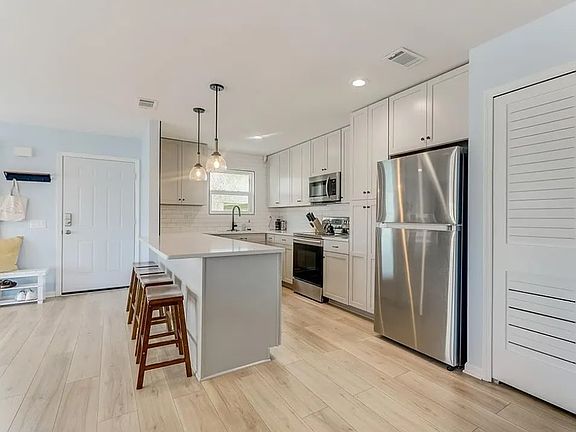 3rd image of 832 Tarpon Ave #B