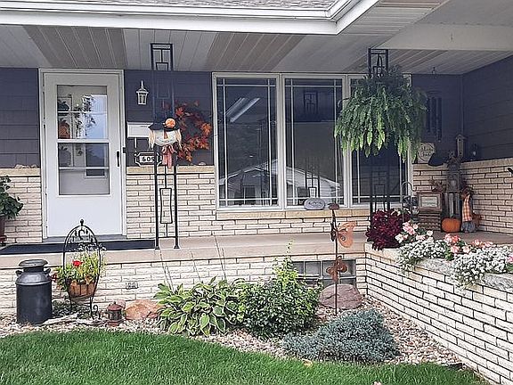 2nd image of 609 3rd St SE