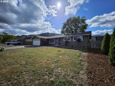 3127 W Chateau Ave, Roseburg, OR, 97471