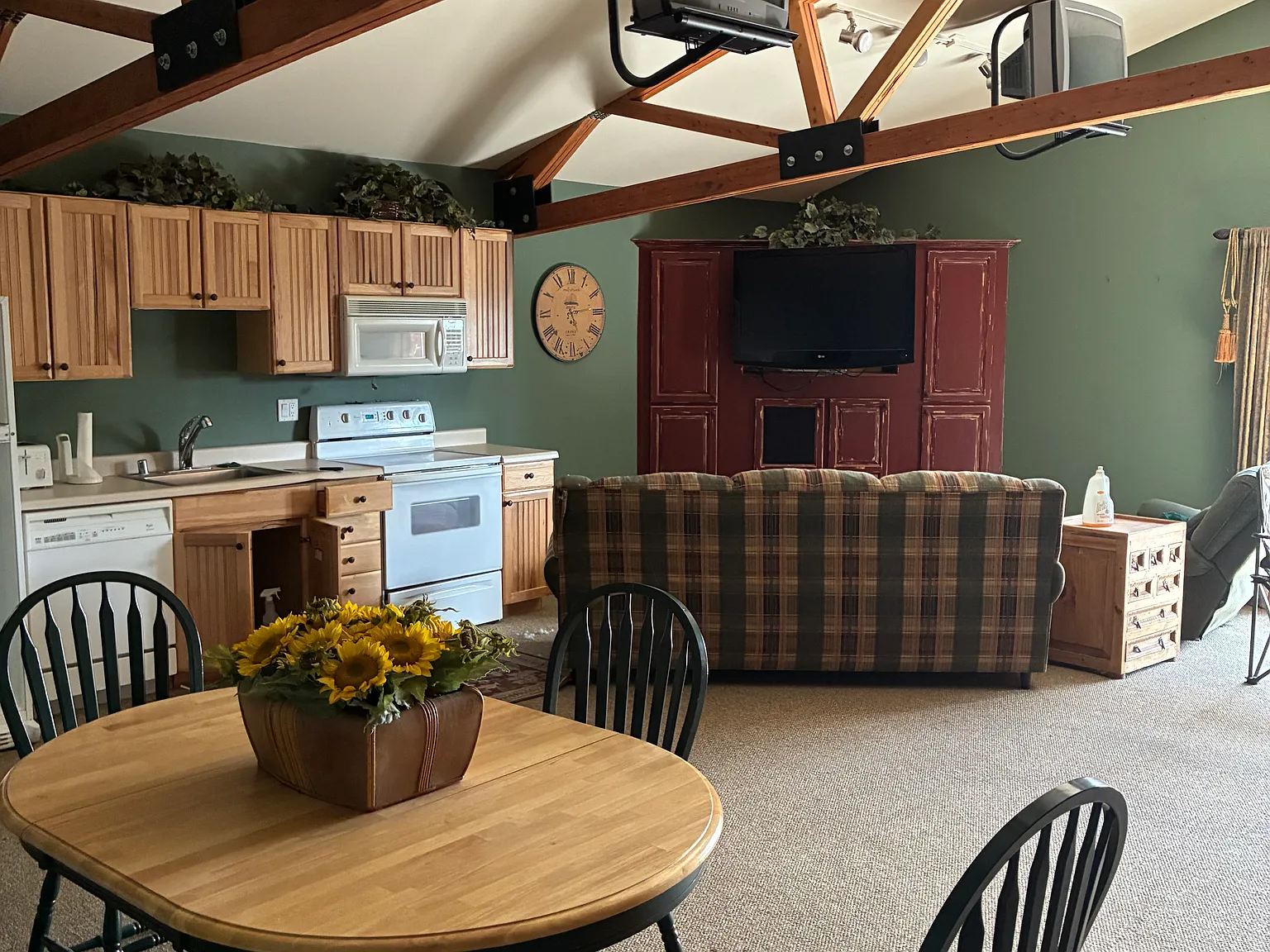 2 bed, 2400 sqft, $1,800 — Photo 3