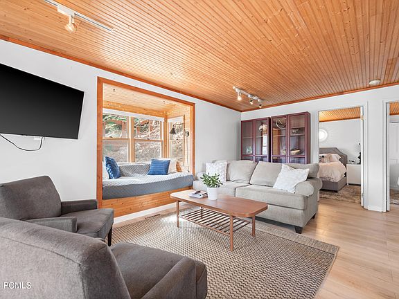 5th image of 265 Woodside Ave