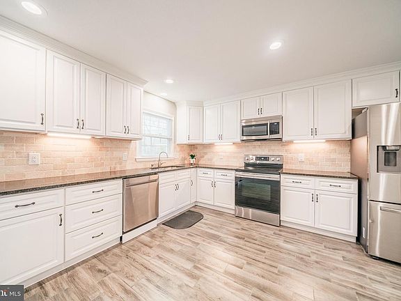 3rd image of 1649 Lakeview Dr
