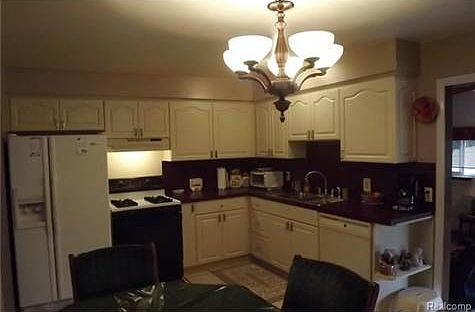 3rd image of 43448 Vivian Dr