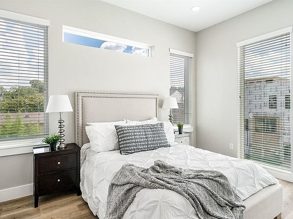 5th image of 2026 N Prairie Ave #102