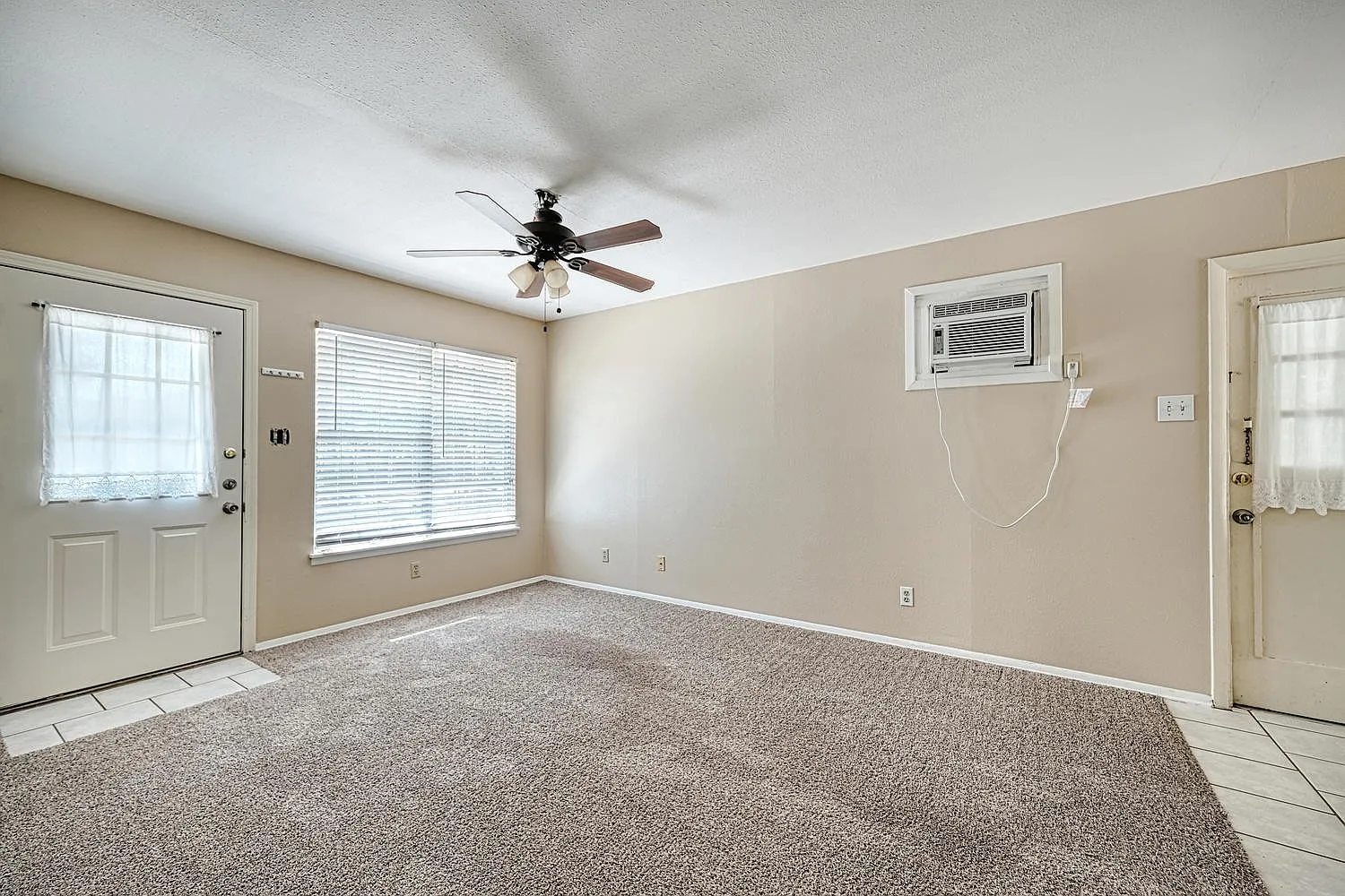 Cute 3/1 with carport! — Photo 3