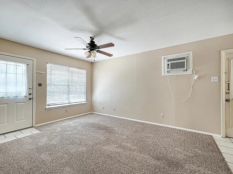 4906 Gladeview Dr — Photo 3