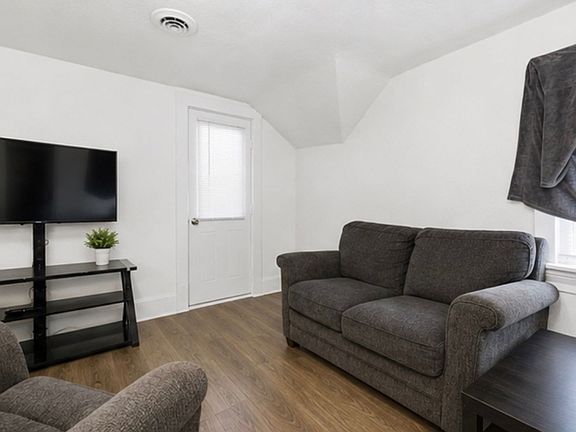 4th image of 321 E Washington St #2