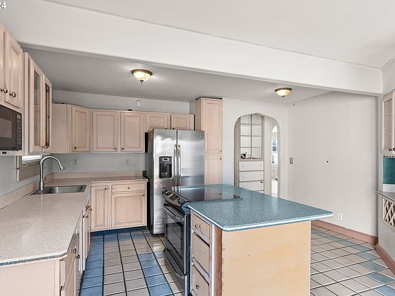 4th image of 2939 SE Kelvin St