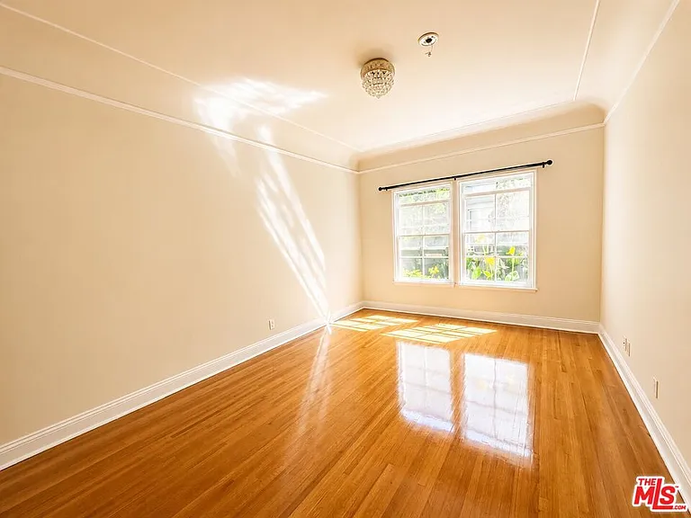 9945 Robbins Dr #102 — Photo 10