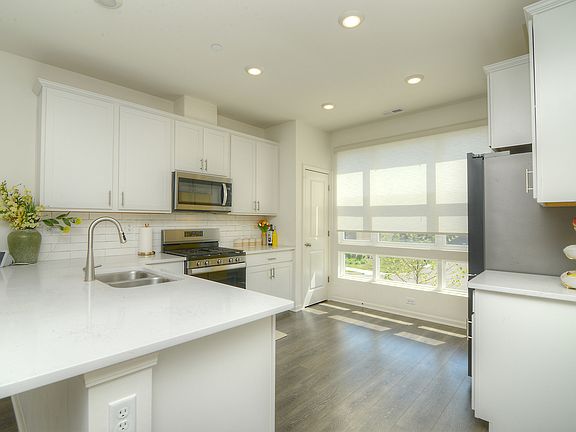 3rd image of 2204 Venture Dr