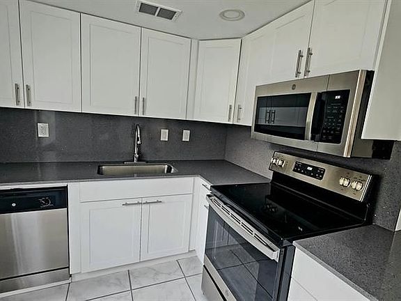 4th image of 709 Burgundy St #O
