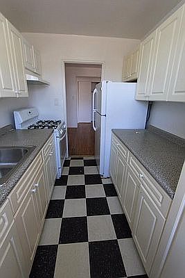 3rd image of 144-87 41st Ave #404