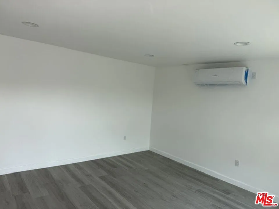 1499 W 35th Pl — Photo 2
