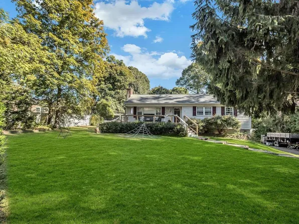 29 Thompson Hay Path, Setauket, NY 11733