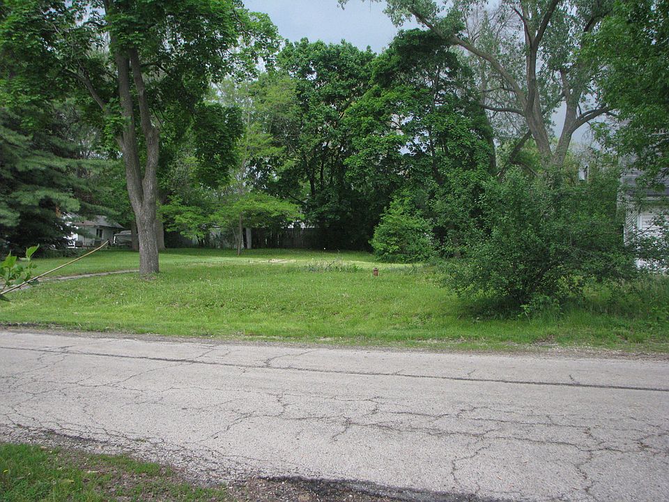 2nd image of 150 E Shorewood Dr