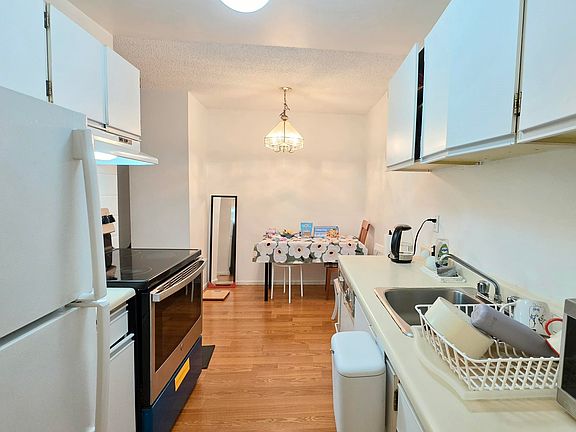 3rd image of 8231 Granville Ave #220