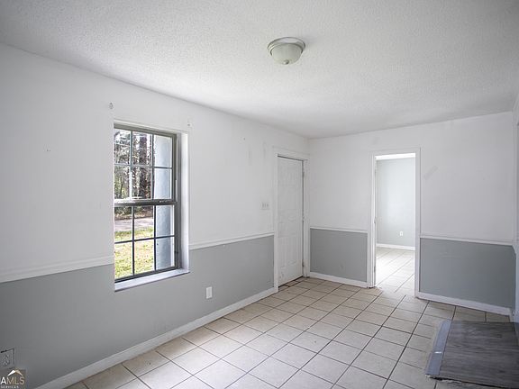 3rd image of 402 Boulevard St