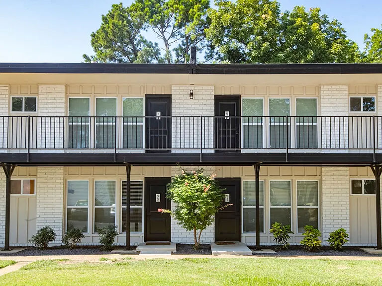 Century Apartments — Photo 10