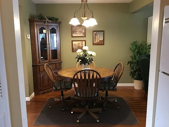 3rd image of 85 Cambridge Dr W