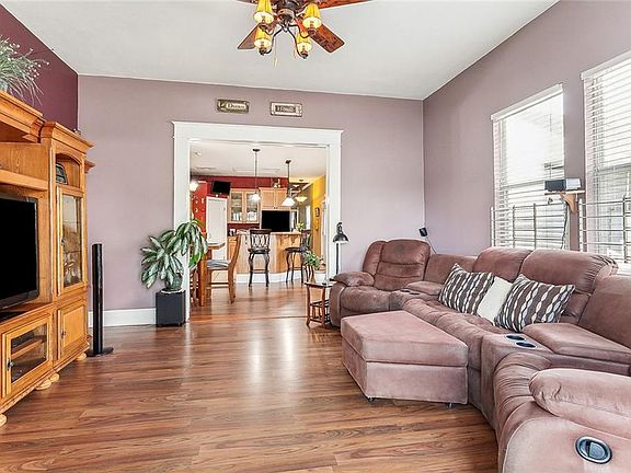 2nd image of 2509 Acacia St