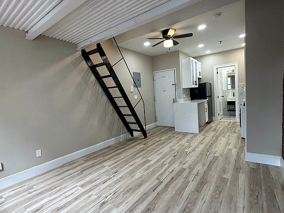 3rd image of 407 W 39th St APT 5D