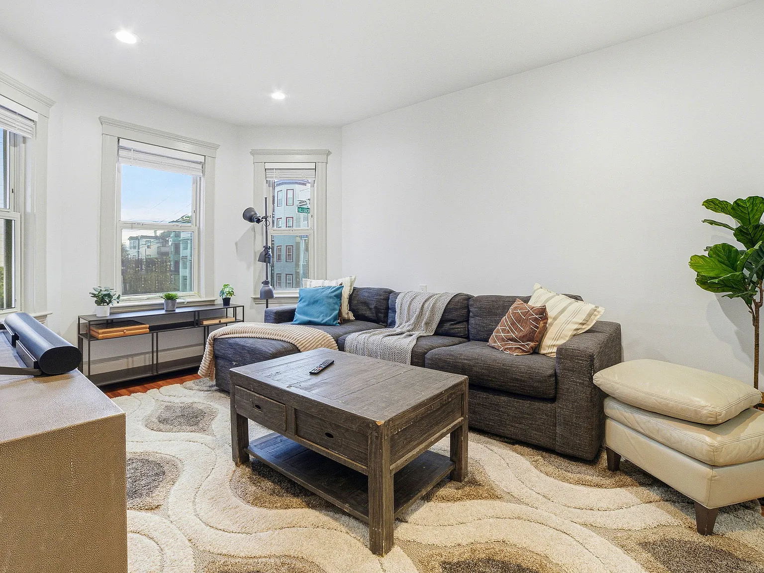 3 bed, 9999 sqft, $3,150 — Photo 1