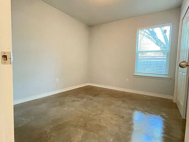 915 Rebecca Ln — Photo 7