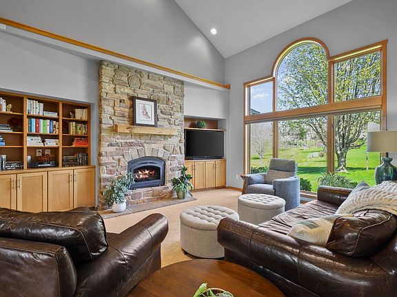 3rd image of 109 Greve Cir