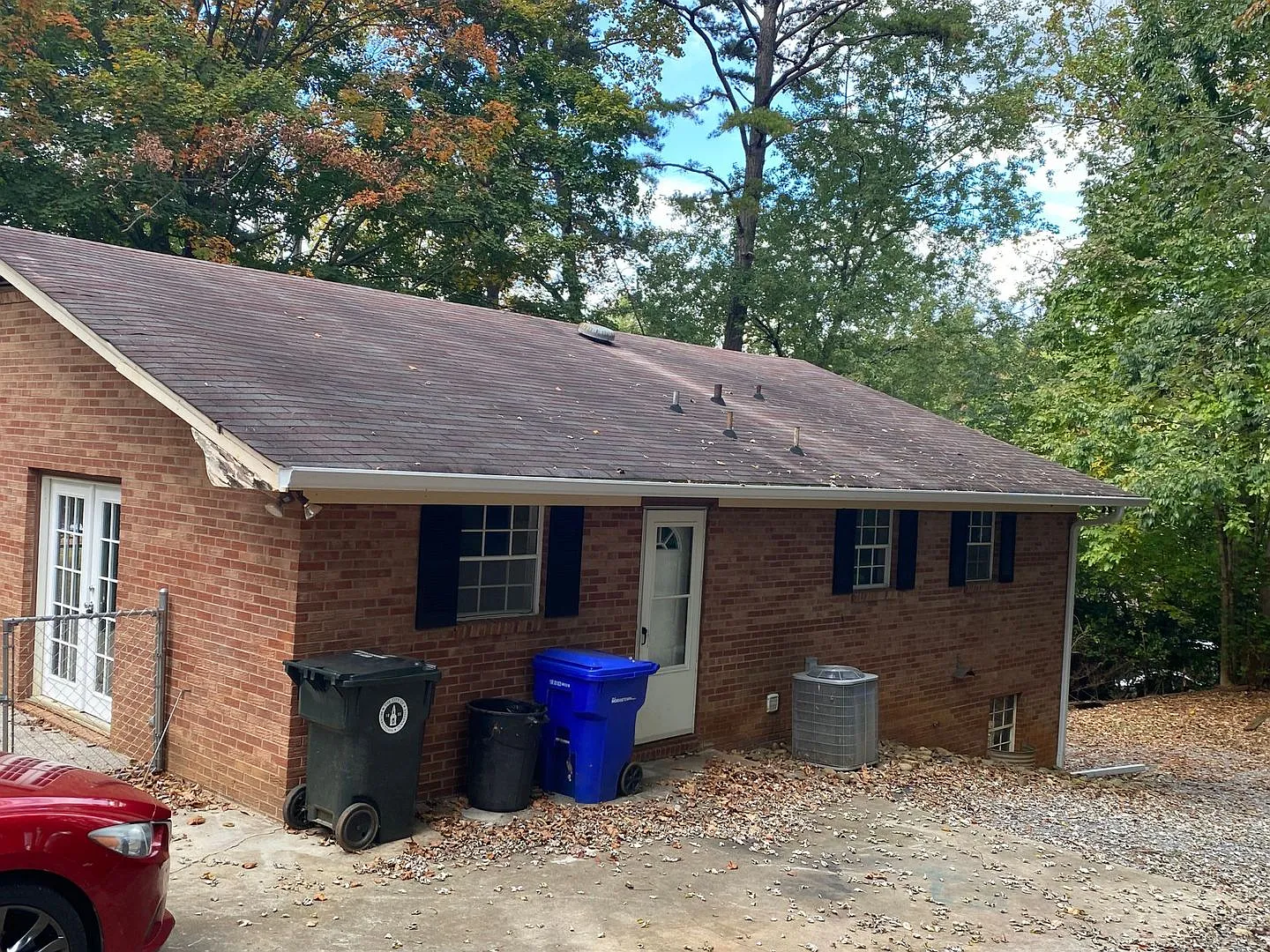 3 bedroom 2 bathroom single-family home — Photo 3