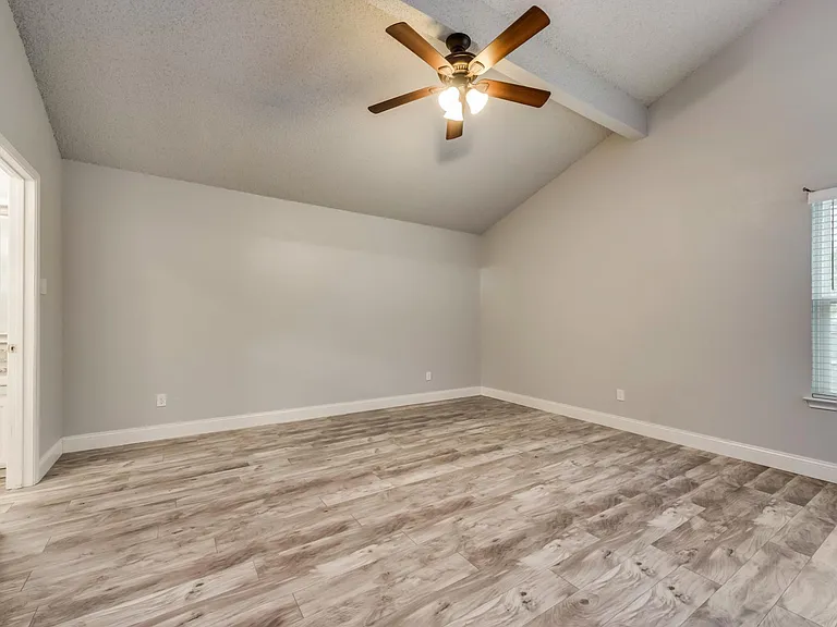 1002 Canary Ln — Photo 8