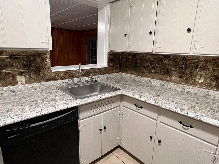 810 S Madison Dr — Photo 3