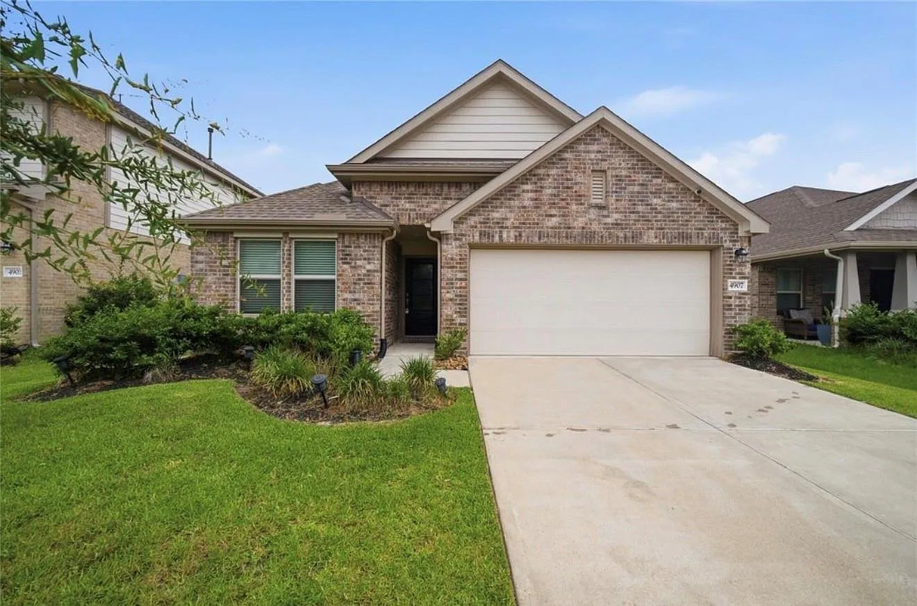 3 bed, 2.0 bath, 1884 sqft, $2,200 — Photo 1