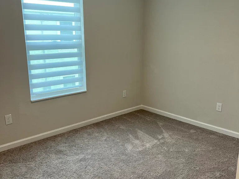 535 S Woodlawn St — Photo 14