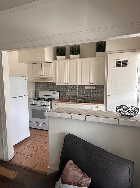 Studio, 1.0 bath, 400 sqft, $1,750 — Photo 3