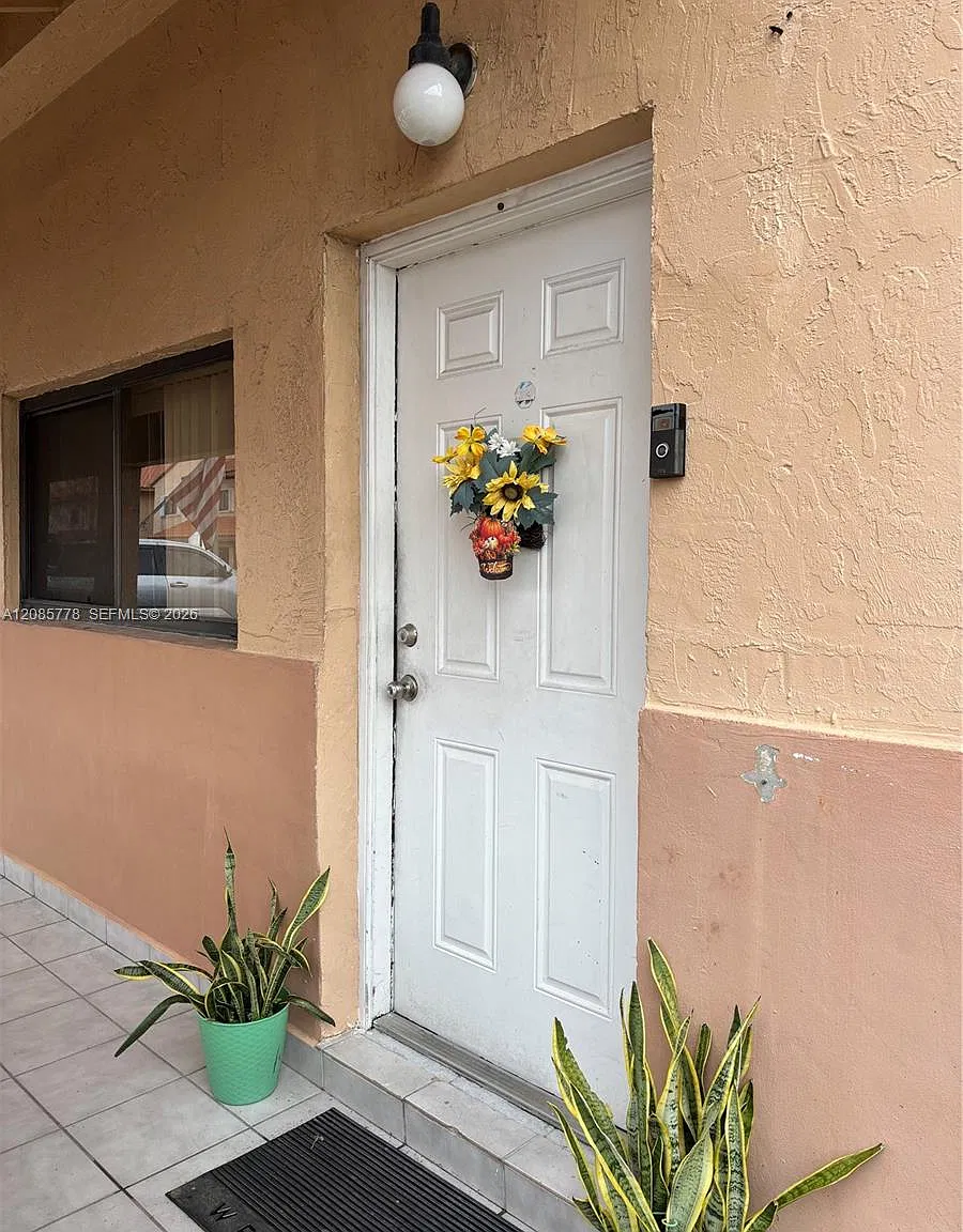 El Prado Xi Condo — Photo 1