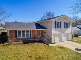 2S513 Ashley Dr, Glen Ellyn, IL 60137