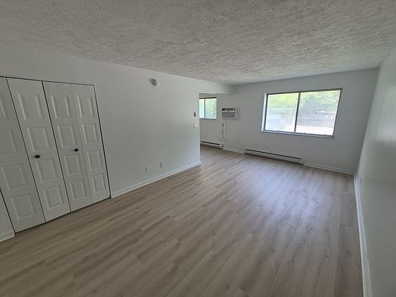 3rd image of 922 Highland Ave #29