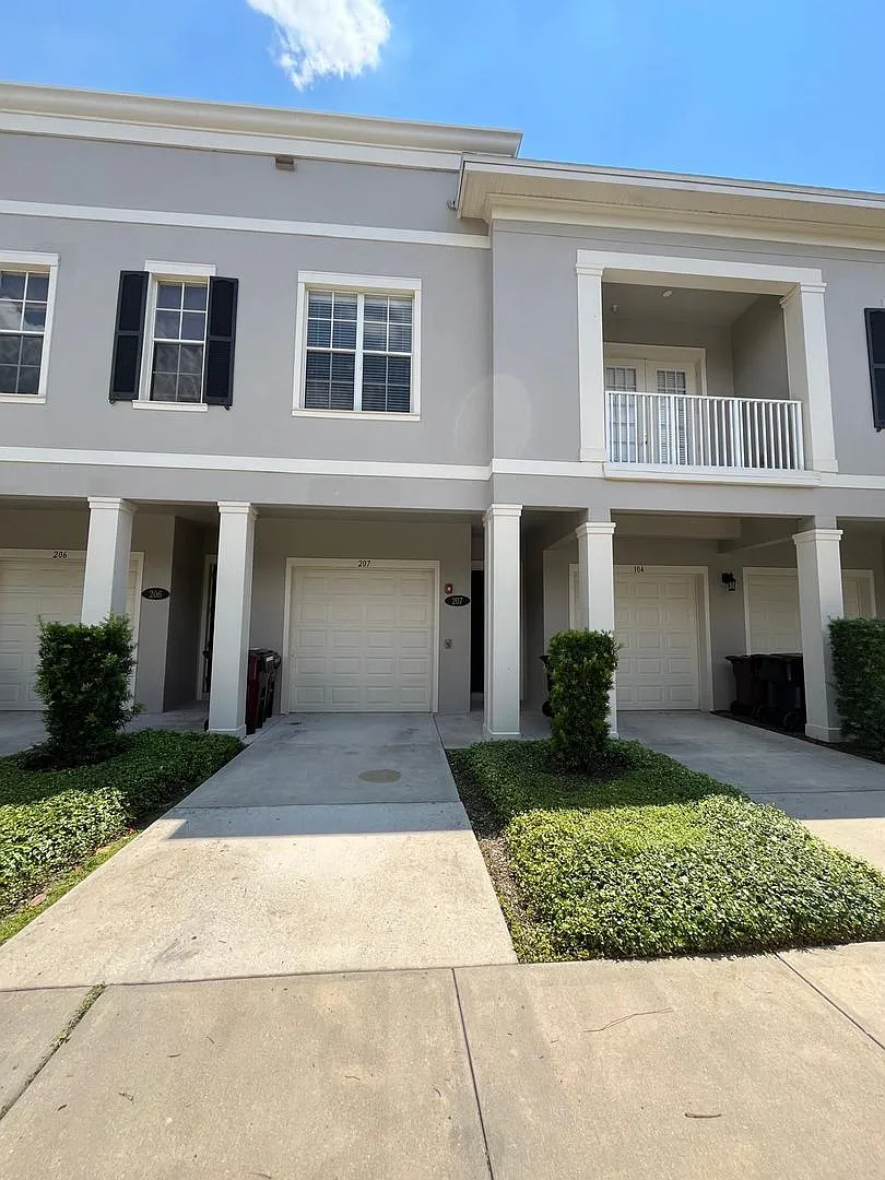 End unit town home in Baldwin Park! — Photo 1