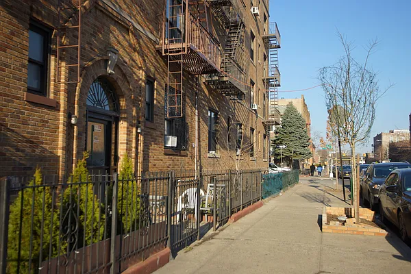 Rented by Norman Raindel, LREB | media 24