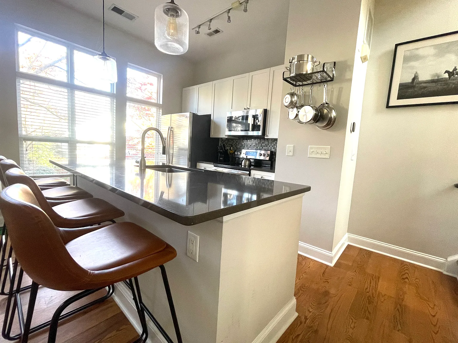 2 bed, 1300 sqft, $3,200 — Photo 3
