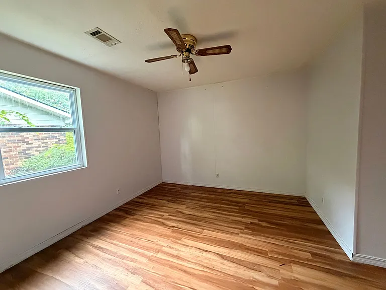 505 E Holly St — Photo 2